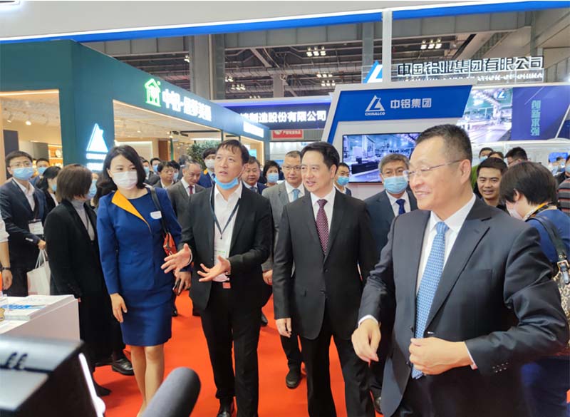 全國(guó)政協(xié)常委、中國(guó)有色金屬工業(yè)協(xié)會(huì)黨委書(shū)記葛紅林等領(lǐng)導(dǎo)到公司展位參觀指導(dǎo)